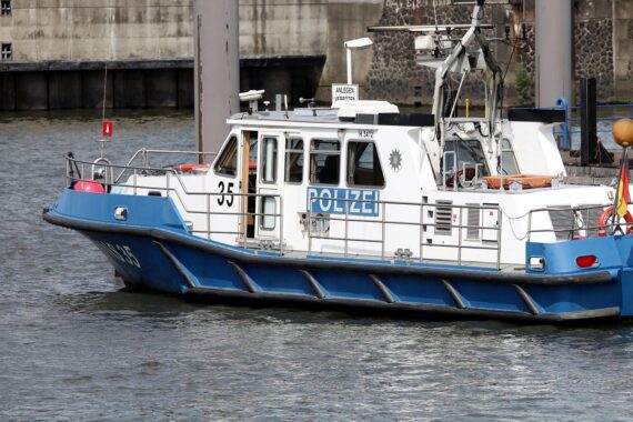 Betrunkener Schiffsführer gefährdet Verkehr auf dem Mittellandkanal, Polizei kontrolliert.