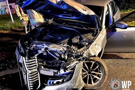 Ein zerstörter Mietwagen, Straßenlaterne und Baum nach alkoholbedingtem Unfall in Kaiserslautern.