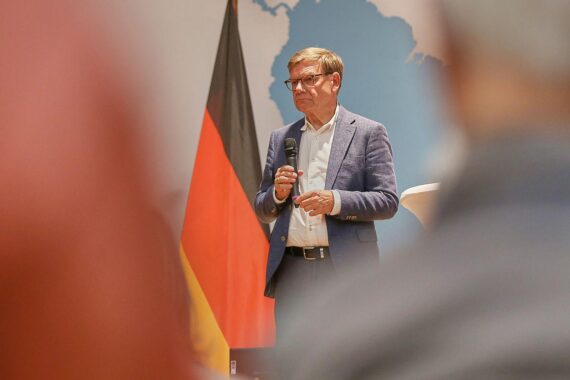 Johann Wadephul diskutiert optimistisch über Friedensverhandlungen im Nahen Osten während seiner Reise.