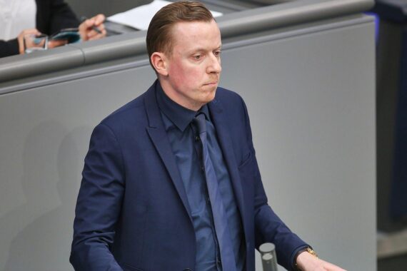 Politiker Röttgen und Ahmetovic diskutieren diplomatische Lösungen für den Gaza-Konflikt.