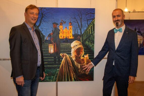 Wolfgang Roth und Álvaro Fernández Sáez präsentieren das Gemälde „Unverhoffte Begegnung“ im Rathaus.