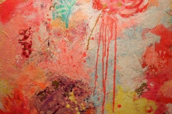 Bunte, leuchtende Kunstwerke von Maria Mack in einer städtischen Kunstausstellung.