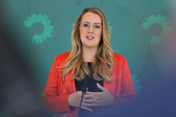 Katharina Dröge kritisiert die Aufweichung der Klimaschutzvorschriften für Neuwagen auf einem Gipfel.