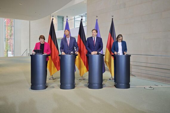 Bundeskanzler Merz diskutiert Automobilpolitik und Klimaziele mit Branchenvertretern im Kanzleramt.