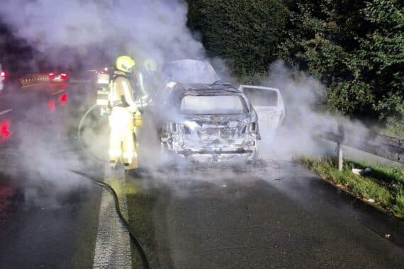 PKW-Brand auf Autobahn 31, Feuerwehr im Einsatz, keine Verletzten, rechte Spur gesperrt.