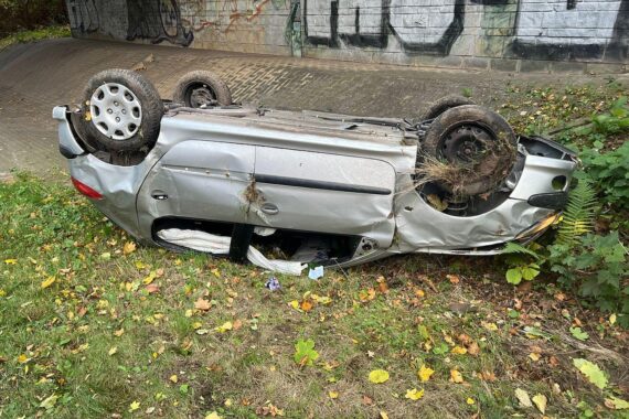 Automobilunfall: Peugeot überschlagen vor Brücke, Fahrer verletzt, aber ohne schwere Schäden.