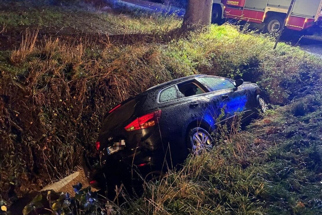 Autofahrer unter Alkoholeinfluss in Graben gefahren