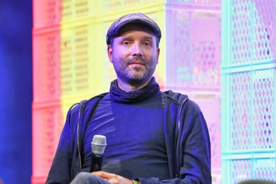 Marc-Uwe Kling kritisiert Tech-Milliardäre und deren Einfluss auf Demokratie und Medienlandschaft.