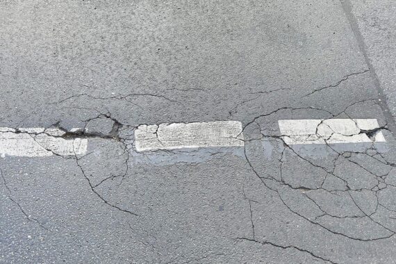 Rissige Fahrbahn mit baulichen Mängeln – Symbolbild für Brückensanierungsprogramm in Baden-Württemberg.