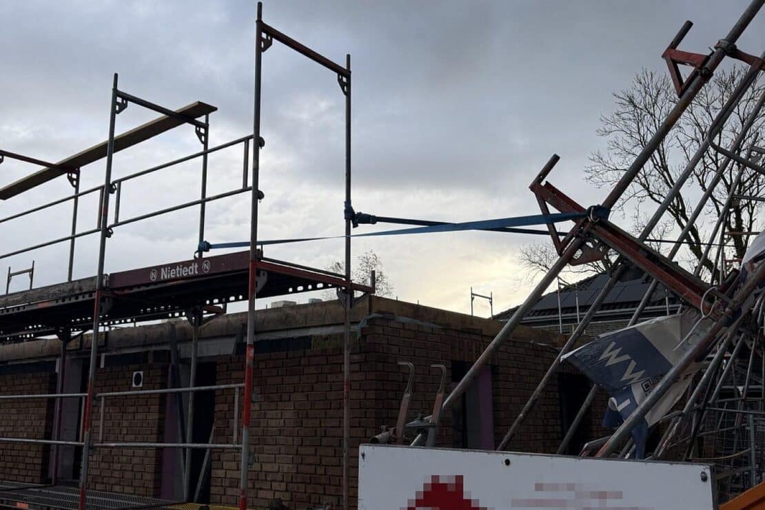 Baustellengerüst in Aurich-Haxtum drohte umzustürzen