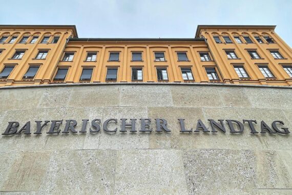 Bayerischer Landtag mit Grafiken zur Beschäftigungsentwicklung und Fachkräftemangel in Bayern.