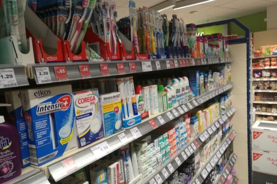 Zahnpflegeprodukte wie Zahnbürsten und Zahnpasta, symbolisieren Kinderzahnmedizin und Gesundheitsvorsorge.