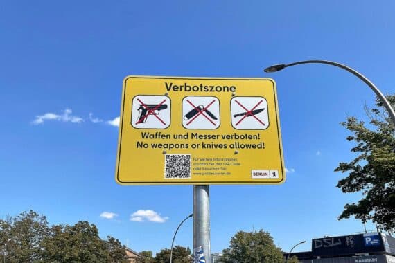 Waffenverbotszone in Berlin: Sicherheitskontrolle mit beschlagnahmten gefährlichen Gegenständen.