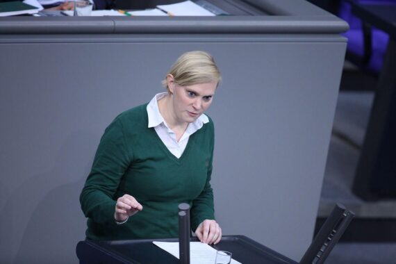 Nina Stahr fordert Maßnahmen gegen Diskriminierung nach queerfeindlichem Mobbing an Berliner Schule.