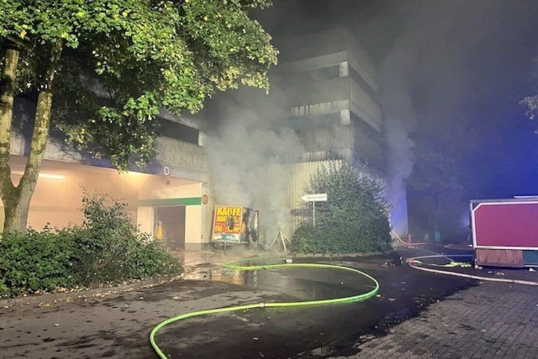 Brand von Anhängern greift auf Parkhaus in Mülheim an der Ruhr über