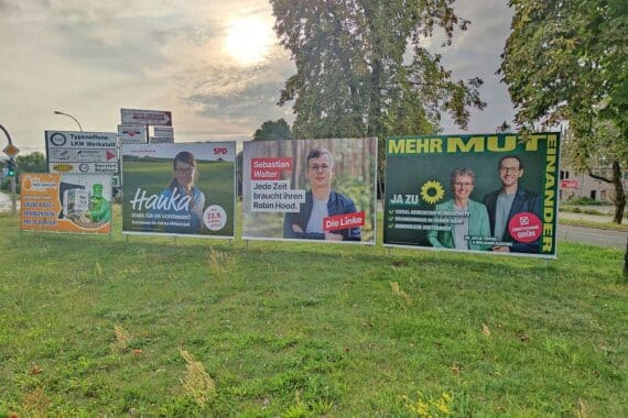 Wahlplakate in Brandenburg, Aufruf zur Teilnahme an der Landtagswahl, demokratische Teilhabe fördern.