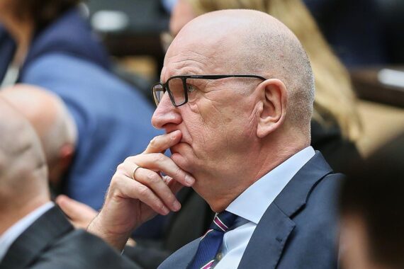 Dietmar Woidke diskutiert AfD-Folgen im öffentlichen Dienst, rechtsextreme Einstufung und Maßnahmen.