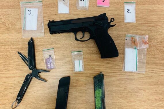 Bundespolizisten durchsuchen Rucksack, finden Drogen, Pistole und Messer am Dortmunder Hauptbahnhof.