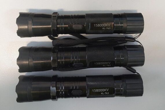 Taschenlampe und Elektroschocker: verbotene Waffen bei Kontrolle an deutsch-niederländischer Grenze entdeckt.