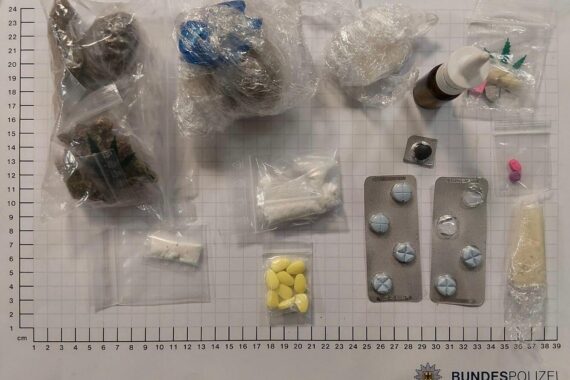 Ein Mann mit Drogen, Bundespolizei im Einsatz am Essener Hauptbahnhof.