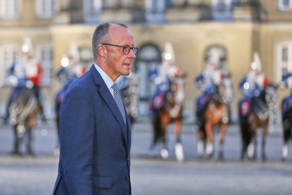 Friedrich Merz diskutiert EU-Politik zu Israel während Konferenz in Kopenhagen, internationale Diplomatie.