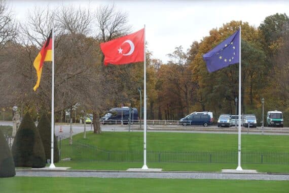 Fahnen von Deutschland, Türkei und EU symbolisieren den eingefrorenen EU-Beitrittsprozess.