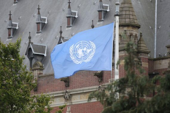 Internationaler Gerichtshof in Den Haag, symbolisiert durch eine beeindruckende Architektur und internationale Flaggen.