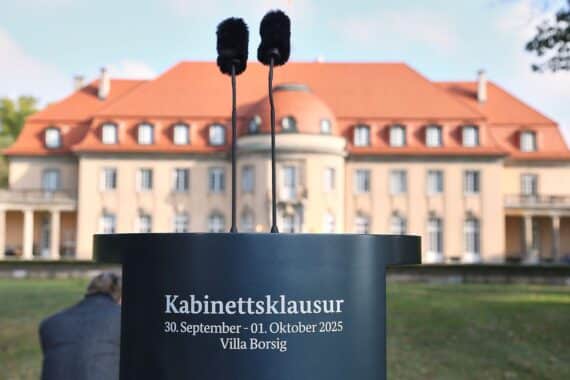 Bundesregierung diskutiert digitale Transformation und Bürokratieabbau bei Kabinettsklausur in Villa Borsig.
