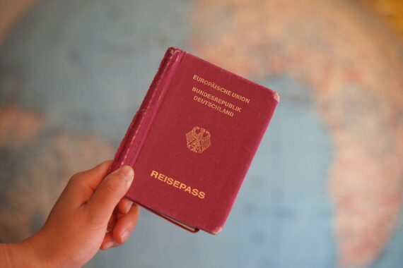 Reisepass mit deutschen Symbolen, repräsentiert Einbürgerung und die neue Gesetzesänderung im Bundestag.