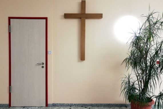 Kreuz im Krankenhaus symbolisiert religiöse Identität und Selbstbestimmungsrecht im Arbeitskontext.