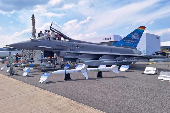 Eurofighter-Jets der Bundeswehr fliegen über eine moderne Landschaft, Symbol für Verteidigung und Technologie.