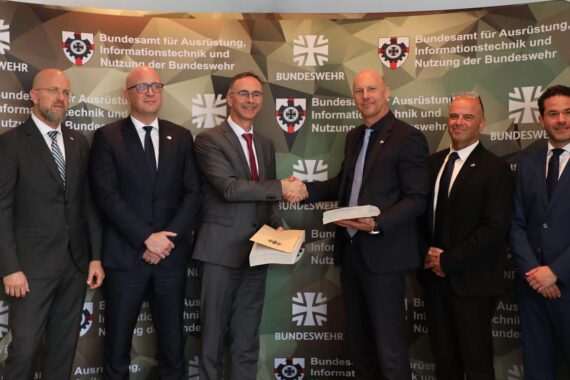 Gruppenbild von FTS-Vertretern und Bundeswehrmitarbeitern bei Vertragsunterzeichnung für den "Tahr".