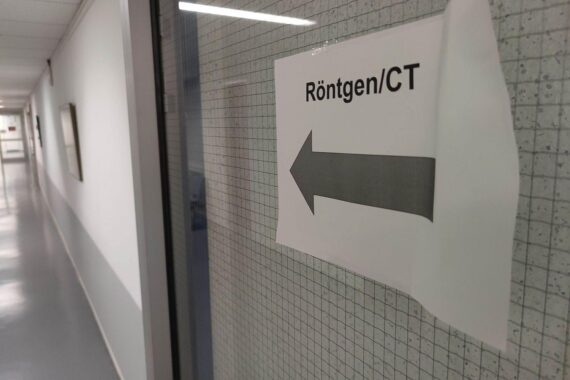 Krankenhausaufnahme mit Patienten, Ärzten und Pflegepersonal als Zeichen für Gesundheitsreform-Debatte.