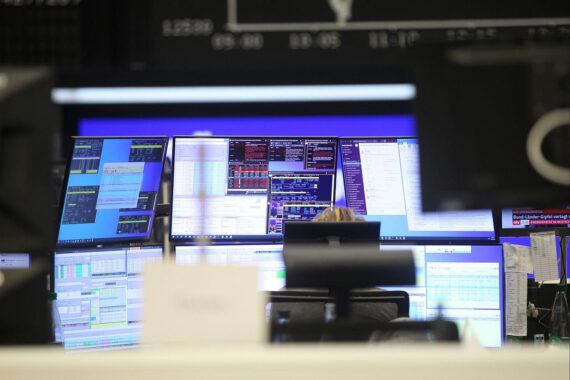 Dax-Anstieg, Aktienkursgewinne, Zinssenkungshoffnungen, Frankfurter Börse, positive Marktstimmung, europäische Währung.