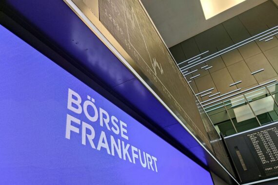 Anzeigetafel der Frankfurter Börse mit Dax-Zahlen und aktuellen Finanzkursen und Tendenzen.