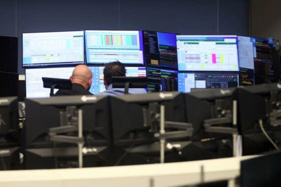 Frankfurter Börse mit Dax-Chart und aktuellen Finanzdaten, Symbol für Marktbewegungen und Entwicklungen.