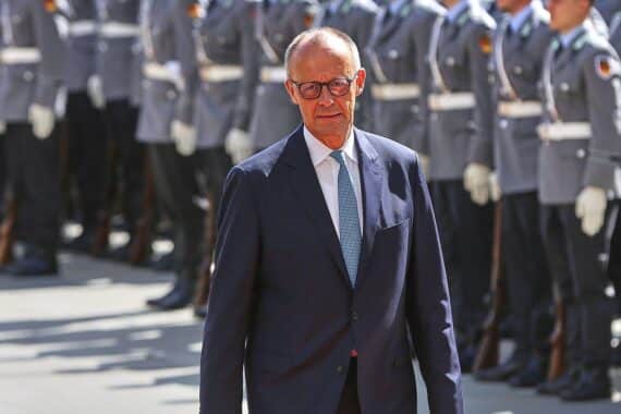 Friedrich Merz diskutiert Wehrpflicht und gesellschaftliches Pflichtjahr in ARD-Interview.