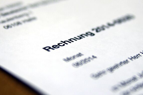 Rechnung auf einem Tisch, symbolisiert verspätete Zahlungen und wirtschaftliche Unsicherheiten in Deutschland.