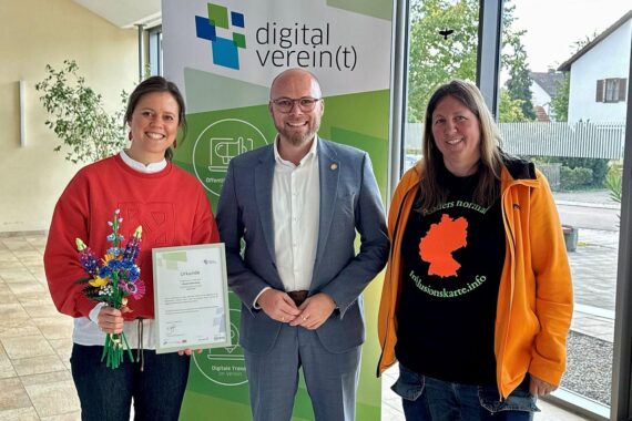 Digitalminister besucht Verein, der inklusive Angebote für Familien mit beeinträchtigten Kindern präsentiert.