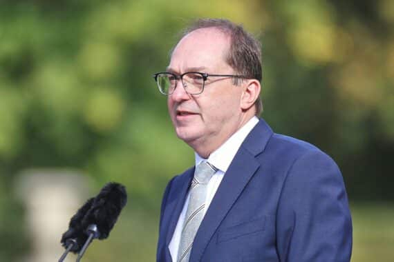 Alexander Dobrindt diskutiert Asylzentren außerhalb der EU beim Munich Migration Meeting in Berlin.