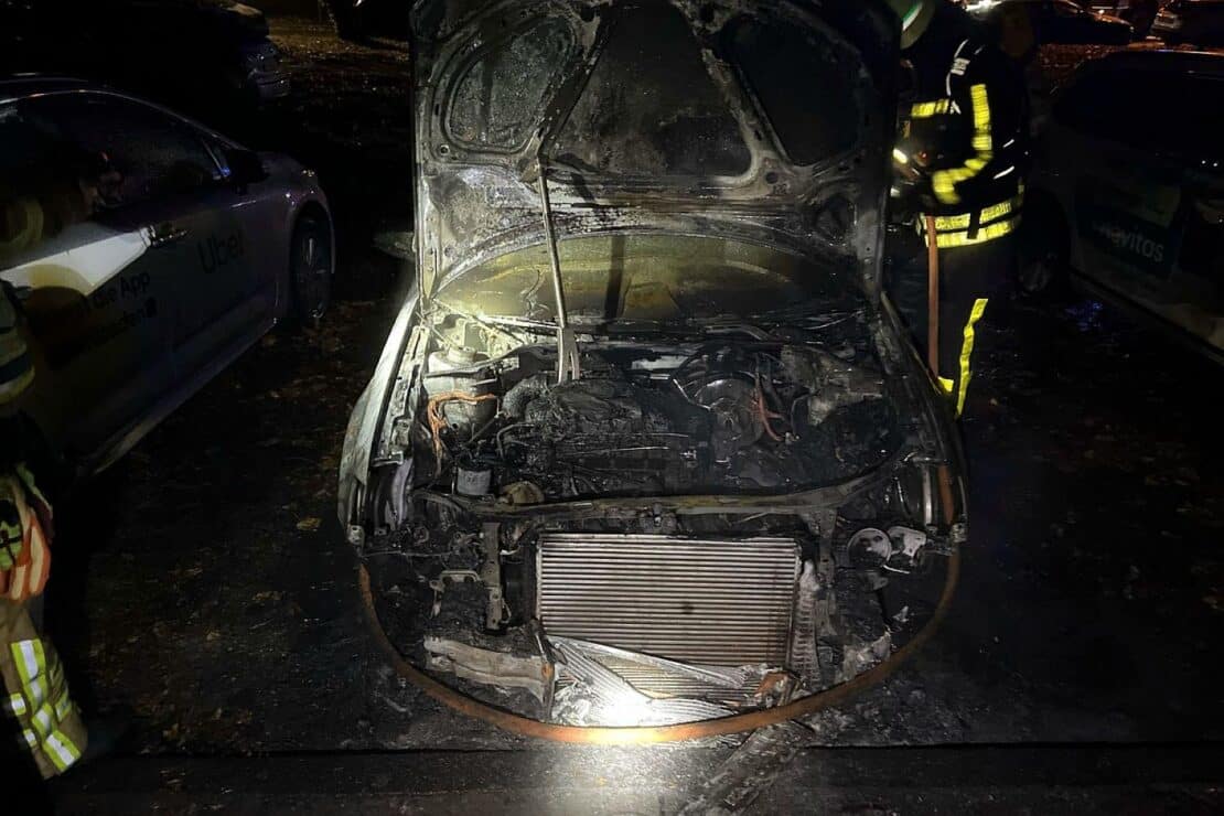 Drei Autos bei nächtlichem Brand in Duisburg beschädigt