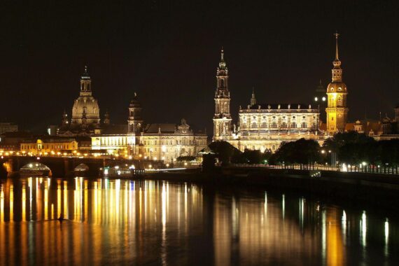Dresden bei Nacht, symbolisiert Zusammenarbeit für Hochwasserschutz und ökologische Entwicklungen entlang der Elbe.