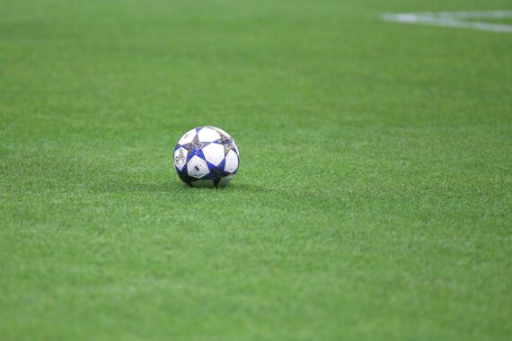 Dynamo Dresden Spieler im Sondertrikot "LOVE DYNAMO – HATE RACISM" beim Heimspiel.