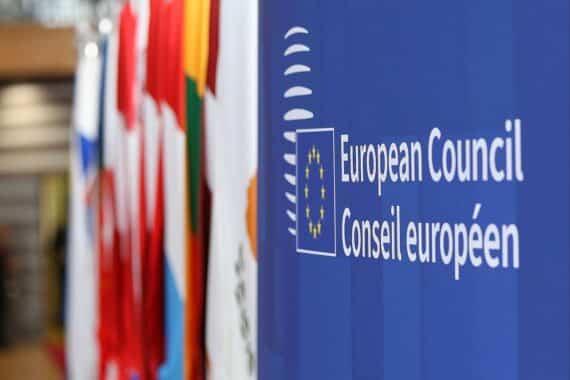 EU-Fahnen wehen beim Gipfel, während Staats- und Regierungschefs Klimaschutzmaßnahmen diskutieren.