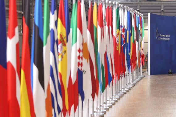 EU-Fahnen symbolisieren Zusammenarbeit der Staats- und Regierungschefs gegen Chinas Exportblockaden und Handelsrestriktionen.