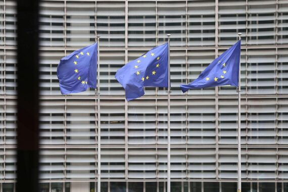 EU-Fahnen mit Fokus auf den Gipfel zu Sanktionen gegen China und wirtschaftlicher Erpressung.