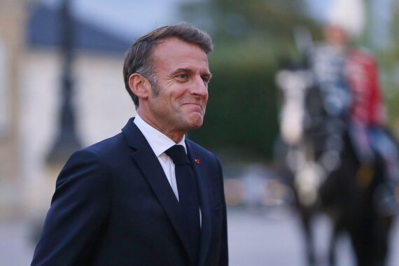 Emmanuel Macron erhält Ehrendoktorwürde an der Universität des Saarlandes für europäische Hochschulbildung.