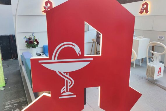 Apotheke mit Abnehmmedikamenten und Liraglutid Spritzen, Preisnachlässe für Patienten hervorgehoben.