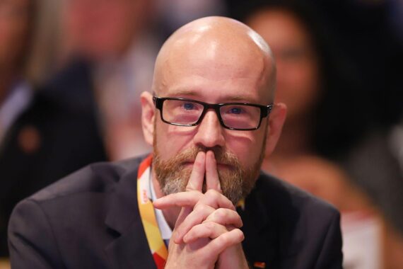 Peter Tauber spricht über neuen Umgang mit AfD, während Unionsvertreter Kurswechsel fordern.