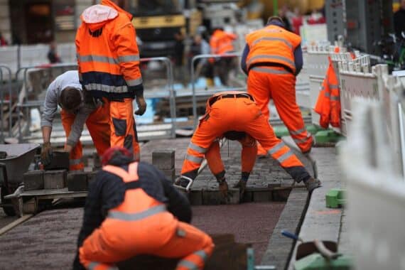 Bauarbeiter bei der Arbeit, symbolisieren den Bedarf an flexiblerer Arbeitsgestaltung und zusätzlichen Urlaubstagen.
